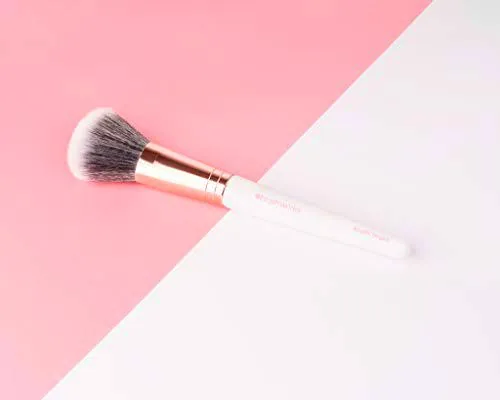 Brushworks - Brocha para colorete, color blanco y dorado